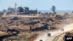 Humvee tentara Israel bergerak di sepanjang perbatasan dengan Israel selatan, Jalur Gaza, 4 Januari 2024, di tengah konflik yang sedang berlangsung antara Israel dan kelompok militan Palestina Hamas. (JACK GUEZ / AFP)