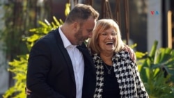 El periodista argentino Hernán Feler y su tía Ofelia caminan sonrientes por Jerusalén el 18 de diciembre de 2023. 