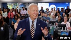 Presiden AS Joe Biden berbicara kepada para karyawan Badan Manajemen Darurat Federal (FEMA) dalam kunjungannya ke kantor lembaga tersebut di Washington, pada 31 Agustus 2023. (Foto: Reuters/Jonathan Ernst)