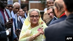 Perdana Menteri Bangladesh Sheikh Hasina menerima salam dari media dan pemantau pemilu yang berkumpul selama konferensi pers, sehari setelah dia memenangkan pemilu parlemen ke-12, di Dhaka, 8 Januari 2024. (INDRANIL MUKHERJEE / AFP)