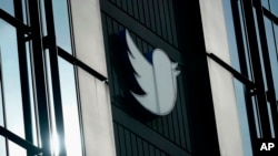 미국 샌프란시스코 트위터 사옥 외벽에 부착된 로고 (자료사진)