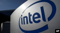 Logo của Intel tại trụ sở chính của hãng ở Santa Clara, bang California. 