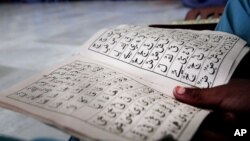 ILUSTRASI - Belajar Baca Qur'an (BBQ), program IMAAM Centar untuk memperdalam imann dan memperkuat ibadah selama Ramadan, banyak diminati berbagai kalangan, termasuk kelompok usia lanjut. (AP/Rahmat Gul)
