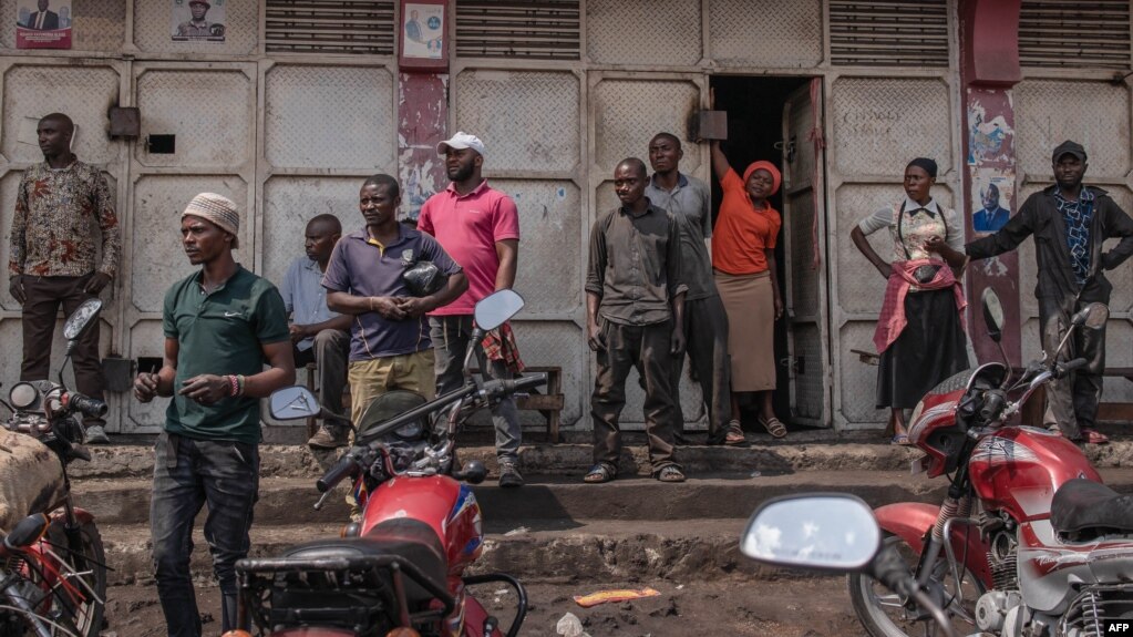 Goma compterait plus d'un million d'habitants et près d'un million de déplacés de guerre, entassés dans des camps insalubres aux sorties de la ville, devenues lignes de front. 