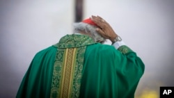 ARCHIVO - El cardenal nicaragüense Leopoldo Brenes preside misa en la Catedral Metropolitana de Managua el 12 de febrero de 2023