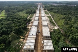 Pemandangan udara jalan tol baru yang sedang dibangun yang menghubungkan Ibu Kota Nusantara di masa depan dan kota pelabuhan Balikpapan di Balikpapan, Kalimantan Timur. (Foto: AFP)