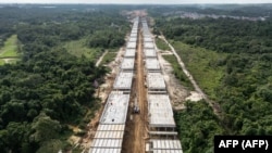 Pembangunan jalan tol yang menghubungkan Ibu Kota Nusantara dan Balikpapan, di Kalimantan Timur, 12 Juli 2024. (Foto: AFP)