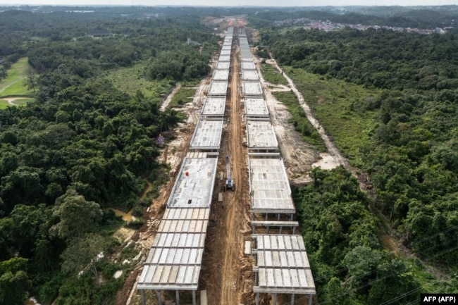 Pemandangan udara jalan tol baru yang sedang dibangun yang menghubungkan Ibu Kota Nusantara di masa depan dan kota pelabuhan Balikpapan di Balikpapan, Kalimantan Timur. (Foto: AFP)