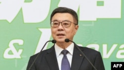 即将出任赖清德政府行政院长的台湾前民进党主席卓荣泰在记者会上讲话。（2024年4月10日） 
