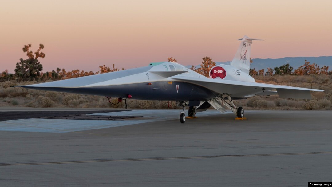 NASA-in supersonični avion X-59 nalazi se ispred Lockheed Martinovog Skunk Works pogona u Palmdaleu u Kaliforniji.