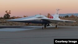 NASA-in supersonični avion X-59 nalazi se ispred Lockheed Martinovog Skunk Works pogona u Palmdaleu u Kaliforniji.