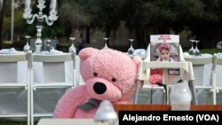 Un oso de peluche permanece junto a la foto de una bebé que permanece secuestrada en Gaza por tropas de Hamás desde hace 20 días. Al fondo, la mesa puesta para todos los secuestrados que aún permanecen en manos de Hamás.