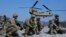 Solda lame Etazini tann pou yo monte abo elikopte Chinook CH-47 yo pandan yon egzesis milite konjwen ant Kore di Sid ak Etazini nan Pocheon, Kore di Sid, 19 Mas 2023. 