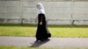 Seorang perempuan Muslim berjalan di Mantes-la-Jolie, Prancis. (Foto: AFP)