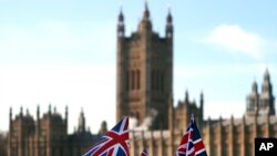 تصویری از پرچم‌های بریتانیا در مقابل پارلمان این کشور. آرشیو