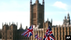 تصویری از پرچم‌های بریتانیا در مقابل پارلمان این کشور