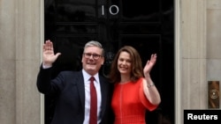 Incoming British Prime Minister Keir Starmer and his wife, Victoria, arrive at Number 10 Downing Street, following the results of the election, in London, July 5, 2024. 
