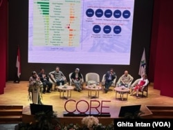 Ketua Apindo Shinta Kamdani (paling kiri) dalam acara CORE Economic Outlook 2024 di Perpustakaan Nasional RI, Jakarta, Selasa (12/12) mengatakan peluang bisnis dari pemilu 2024, tidak dapat mendongkrak Perekonomian nasional (VOA/Ghita)