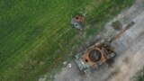 Un tanque ruso T-72 destruido en un campo cerca del pueblo de Budy, en la región de Chernihiv, Ucrania, 5 de julio de 2022.
