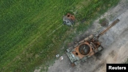 Un tanque ruso T-72 destruido en un campo cerca del pueblo de Budy, en la región de Chernihiv, Ucrania, 5 de julio de 2022.