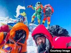 Tomislav Cvitanušić na vrhu Everesta. (lična arhiva)