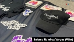 Los productos con mensajes alegóricos a la campaña presidencial de Kamala Harris, codificados y diseñados por jóvenes, abundan en la Convención Nacional Demócrata 2024 en Chicago.