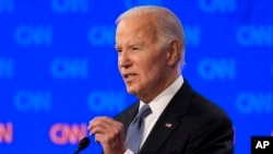 Prezidan Joe Biden pran la pawol pandan yon deba prezidansyel ke CNN oganize kont kandida prezidansyel Repibliken ex-Prezidan Donald Trump nan Atlanta, 27 Jyen 2024.