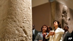 Direktur Jenderal UNESCO Audrey Azoulay (kanan) mengunjungi Museum Nasional Irak di Baghdad, Irak, pada 6 Maret 2023. (Foto: AP/Hadi Mizban)