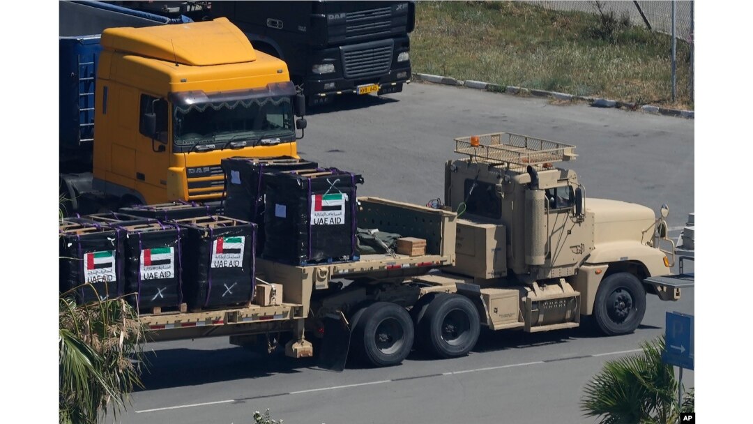 Sebuah truk yang membawa bantuan pangan untuk Gaza di Pelabuhan Larnaca, Siprus, Rabu, 8 Mei 2024. (Foto: AP)
