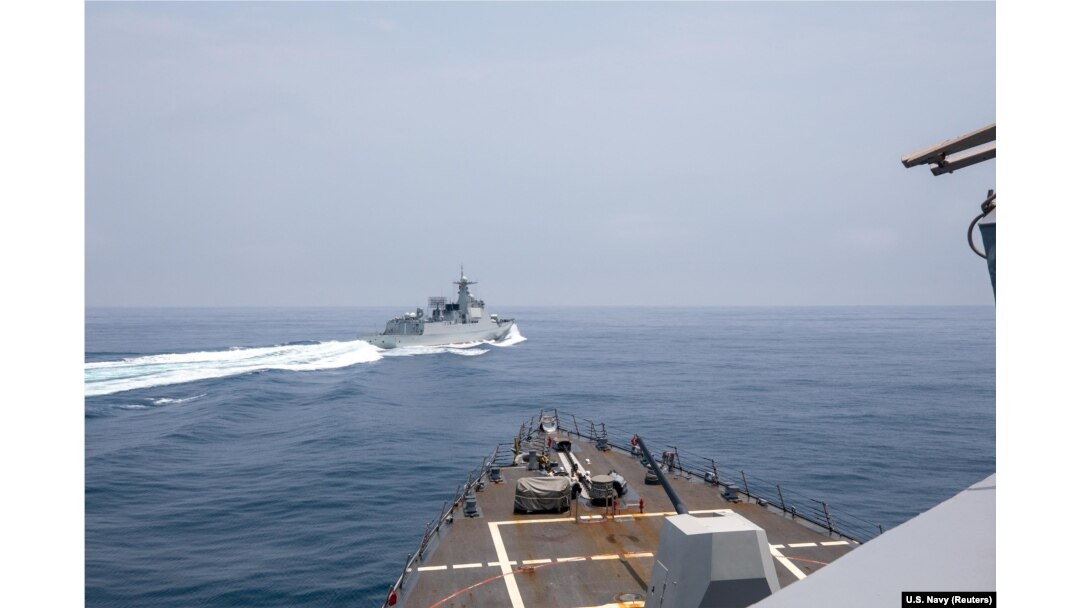 Kapal perang China Luyang III berlayar di dekat kapal perusak AS USS Chung-Hoon, seperti yang terlihat dari dek kapal perusak AS, di Selat Taiwan, 3 Juni 2023. (Foto: U.S. Navy via Reuters)