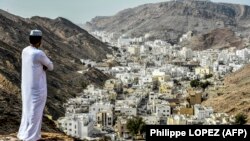 Seorang pria berdiri di atas bukit di al-Wadi al-Kabir sebelah barat ibu kota Oman, Muscat. (foto: ilustrasi) ISIS mengklaim serangan terhadap sebuah masjid di distrik al-Wadi al-Kabir.