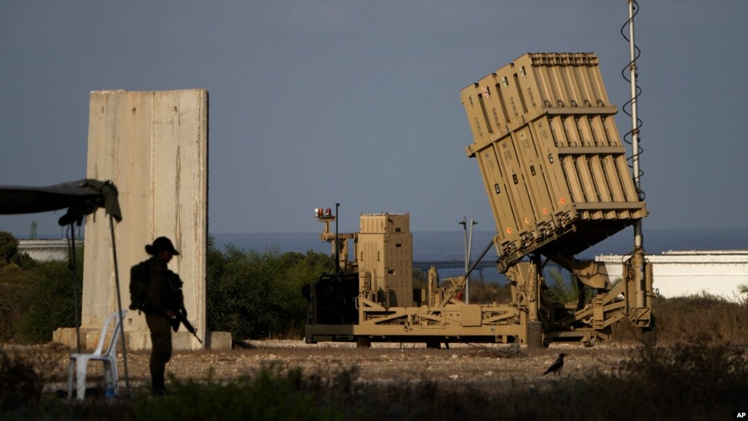 Sistem rudal pertahanan udara "Iron" Dome Israel berhasil menembak jatuh hampir semua serangan drone Iran hari Minggu malam (14/4) (foto: ilustrasi). 