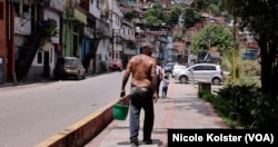 Un hombre camina por La Línea de Petare, una barriada pobre de Caracas donde es frecuente que el río Guaire se desborde con las lluvias.
