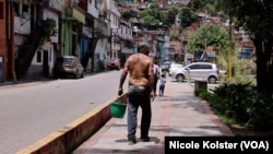 Un hombre camina por La Línea de Petare, una barriada pobre de Caracas donde es frecuente que el río Guaire se desborde con las lluvias