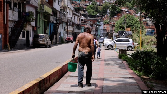 Un hombre camina por La Línea de Petare, una barriada pobre de Caracas donde es frecuente que el río Guaire se desborde con las lluvias