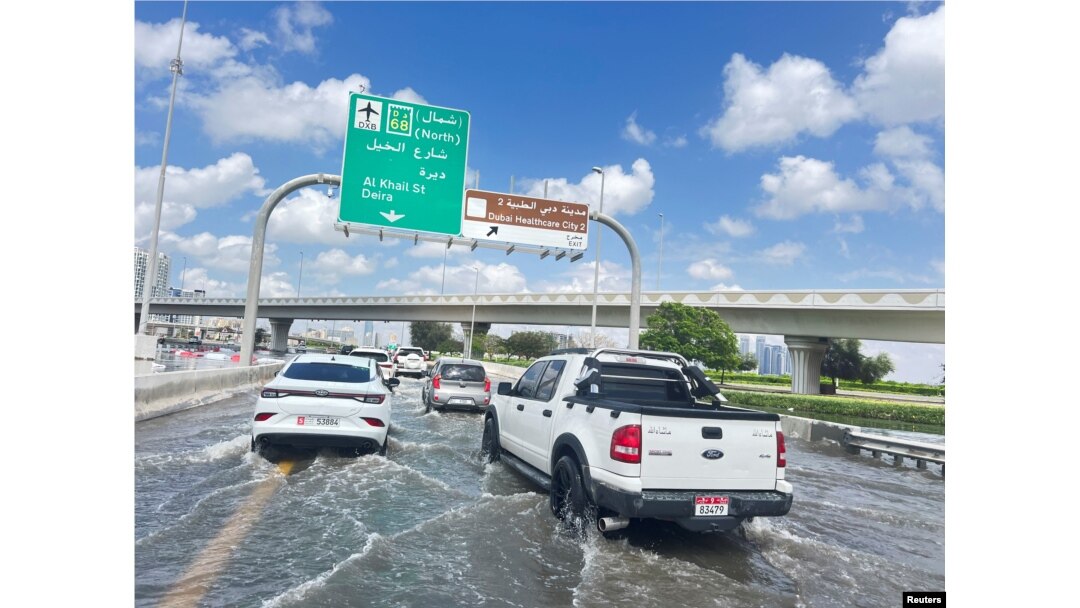 Mobil melewati jalan yang terdampak banjir setelah diguyur hujan badai di Dubai, Uni Emirat Arab, 17 April 2024. (REUTERS/Rula Rouhana)