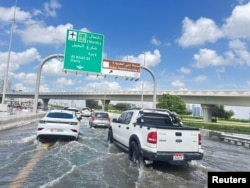 Mobil melewati jalan yang terdampak banjir setelah diguyur hujan badai di Dubai, Uni Emirat Arab, 17 April 2024. (REUTERS/Rula Rouhana)