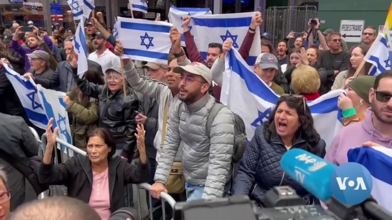 Hundreds gather in New York City to show support for both Israel and the Palestinians  