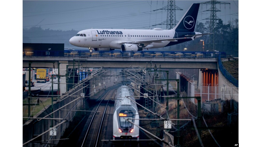 Sebuah pesawat Lufthansa melintas di atas jalur kereta api di Frankfurt, Jerman, Rabu, 6 Maret 2024. (AP /Michael Probst)