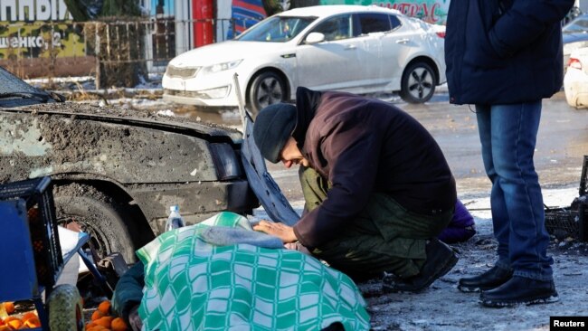 Rus yetkililer saldırının kentte dükkanların bulunduğu bölgeyi hedef aldığını kaydetti.