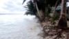 资料照片：马绍尔群岛基利岛的岸边海浪。(2015年1月21日，比基尼环礁当地政府照片)
