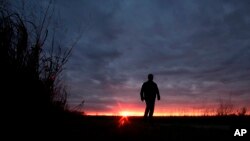 Arhiva: Muškarac hoda stazom tokom zalaska sunca u blizini Menhetna