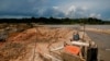 FILE: Seorang penambang tanpa izin beristirahat saat bekerja di area penambangan timah di Toboali, pesisir selatan Pulau Bangka, 29 April 2021. (REUTERS/Willy Kurniawan)