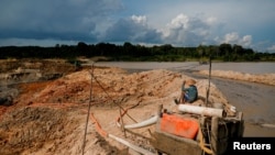 FILE: Seorang penambang tanpa izin beristirahat saat bekerja di area penambangan timah di Toboali, pesisir selatan Pulau Bangka, 29 April 2021. (REUTERS/Willy Kurniawan)