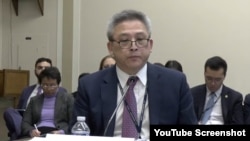 Ông Kin Moy, Phó Trợ lý Ngoại trưởng Thường trực Hoa Kỳ phụ trách Vụ Đông Á và Thái Bình Dương, điều trần tại Quốc hội ngày 21/3/2024. Photo YouTube House Foreign Affairs Committee. 