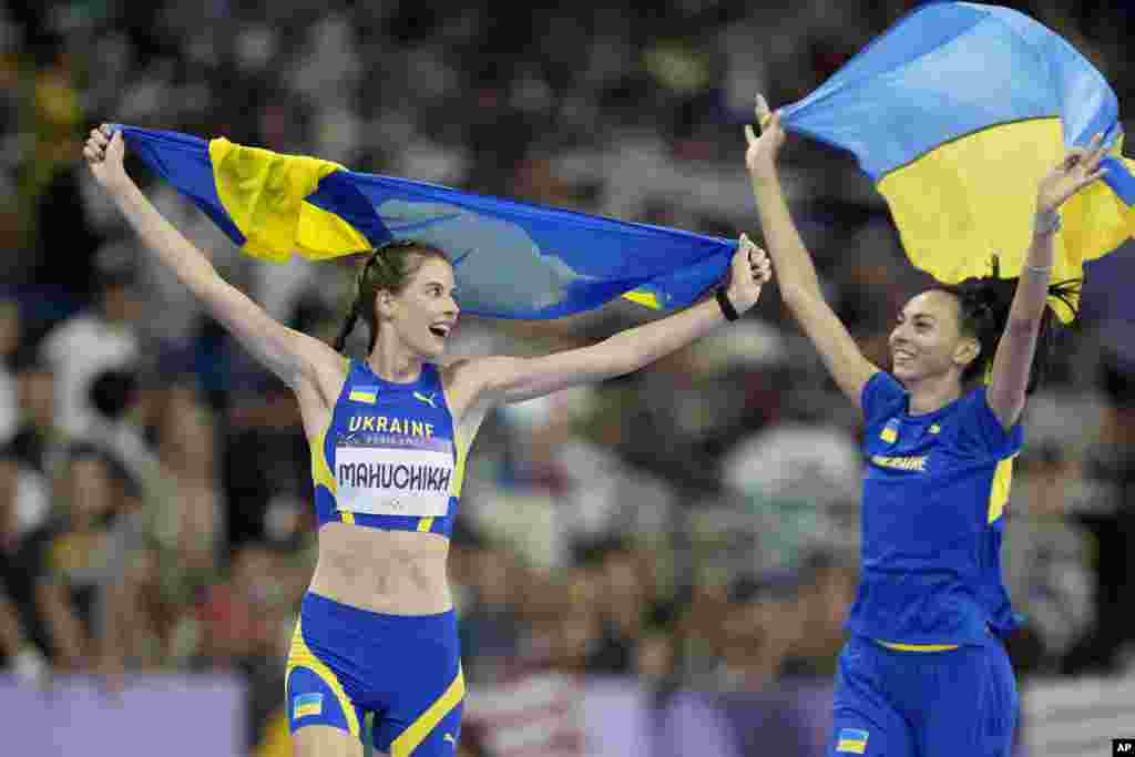 Iryna Gerashchenko, a la izquierda, y Yaroslava Mahuchikh, ambas de Ucrania, posan después de ganar medallas de bronce y oro, respectivamente, en el salto de altura femenino en los Juegos Olímpicos de 2024, el domingo 4 de agosto de 2024.&nbsp;