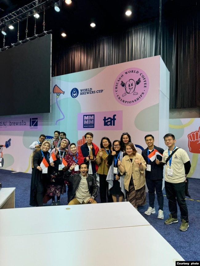 Ryan Wibawa bersama teman-teman di ajang World Brewers Cup 2024 (dok: Ryan Wibawa)