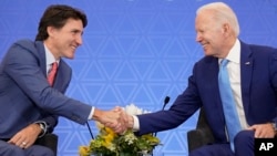 ARCHIVO - El presidente Joe Biden se reúne con el primer ministro canadiense, Justin Trudeau, en el hotel InterContinental en Ciudad de México el 10 de enero de 2023.