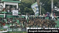 Suporter PSMS Medan saat hadir memberikan dukungan di Stadion Teladan, Kota Medan. Minggu 1 Oktober 2023. (Anugrah Andriansyah)