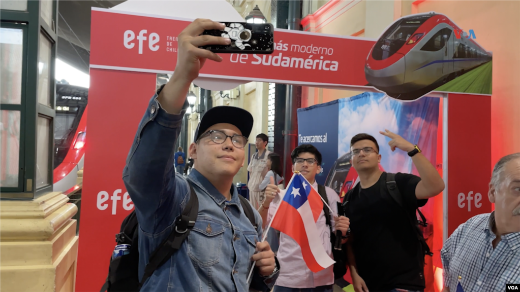 Los primeros chilenos en abordar el tren, aprovecharon para hacerse selfies antes del viaje de apertura.